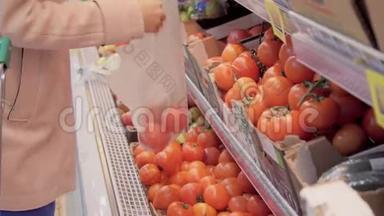 超市里的女人挑选西红柿